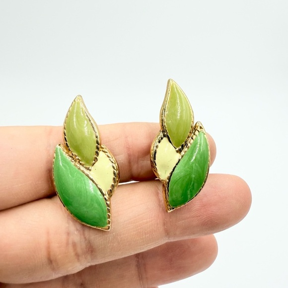 Vintage Retro Green Enamel Studs Clip On Earrings Gold Tone - Picture 1 of 4